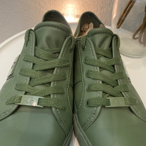 GBG Guess Sneaker Olive Green Modern Tennis Shoe 8 Women Very Good - Picture 4 of 7